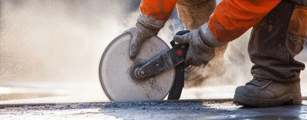Operative cutting concrete with a handheld diamond cut-off saw